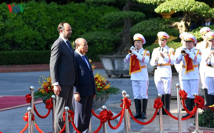 french pm edouard philippe warmly welcomed in vietnam