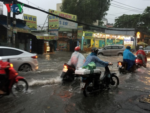 hcm citys streets inundated by downpours