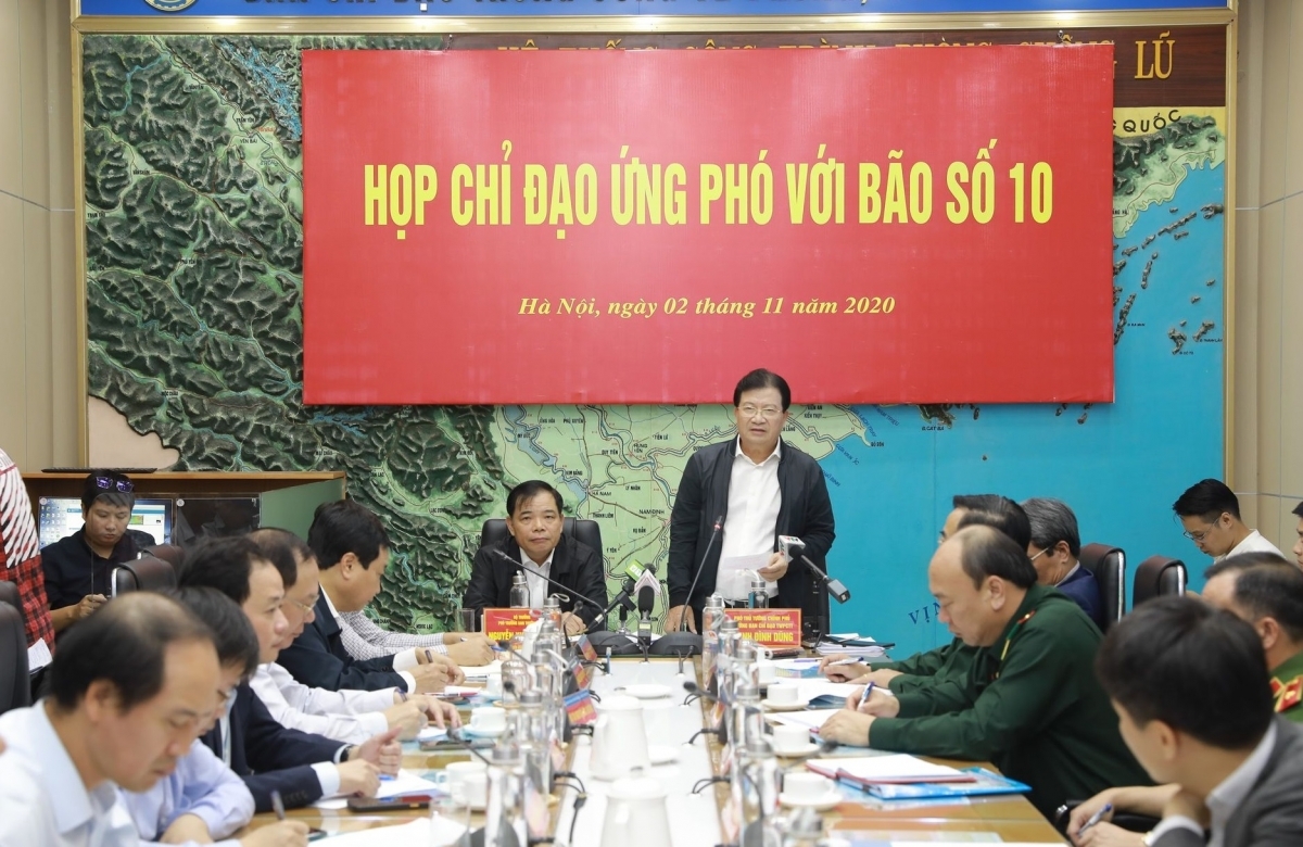 Deputy Prime Minister Trinh Dinh Dung chairs the meeting to cope with the arrival of Typhoon Goni
