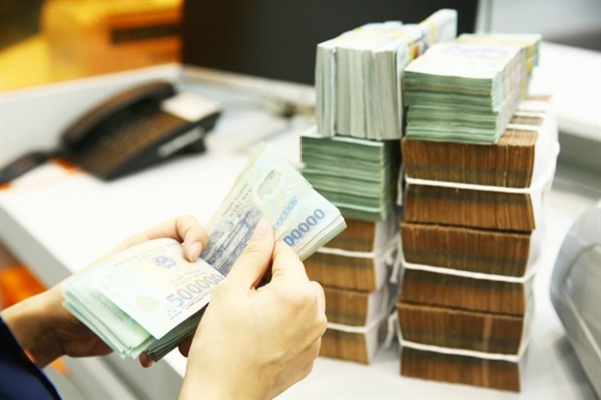 Cash notes counted at a bank office. Data from the Hanoi Stock Exchange and securities firms showed total bond issuance cooled down in September but risks still persist for buyers.(Photo vietnammoi.vn)