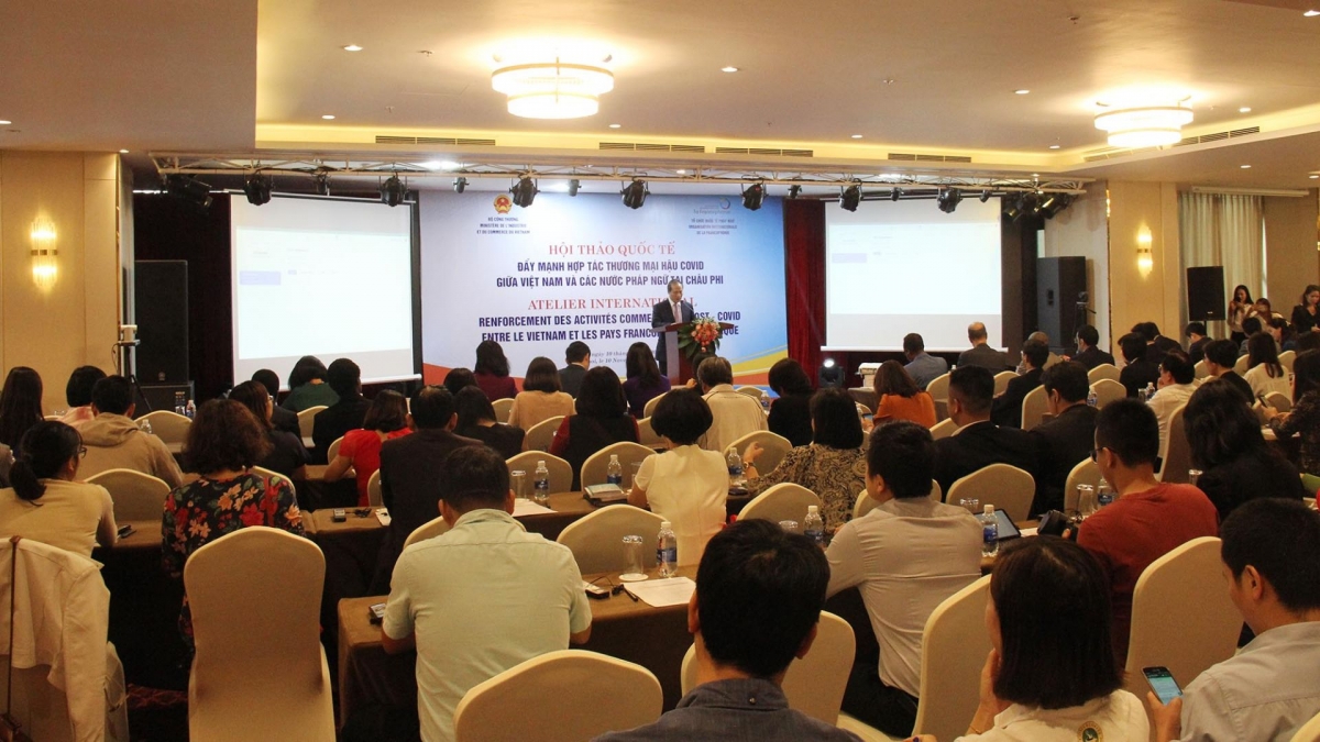 More than 100 business representatives attend the seminar