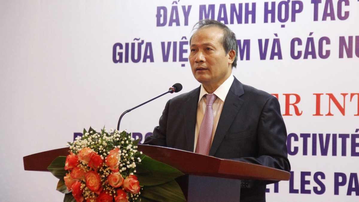 Deputy Minister of Industry and Trade Cao Quoc Hung addresses the event