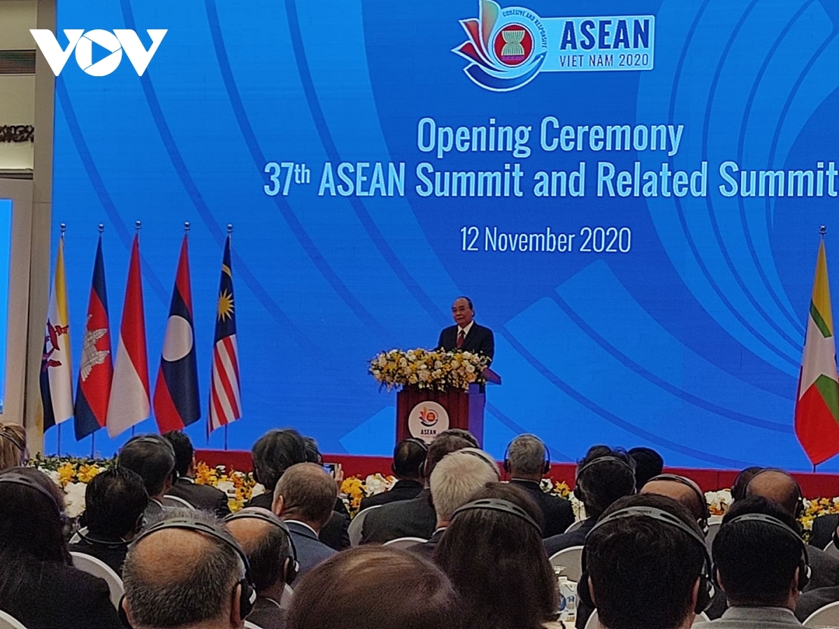 Prime Minister Nguyen Xuan Phuc addresses the event 
