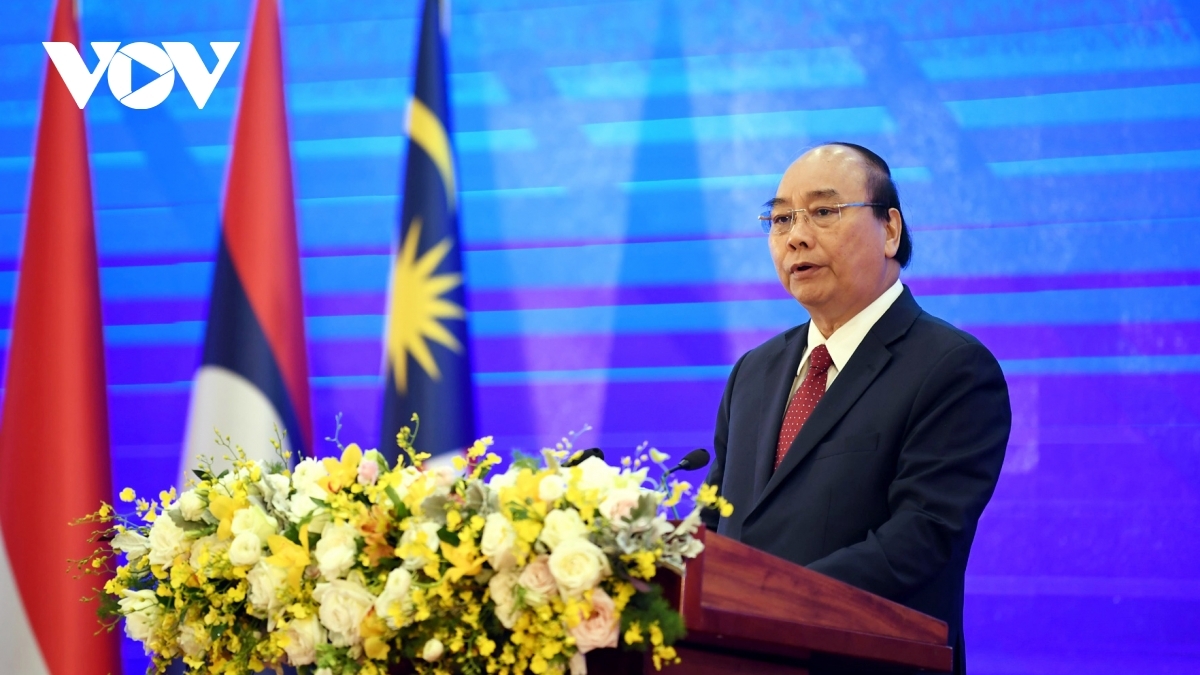 Prime Minister Nguyen Xuan Phuc speaks at the 37th ASEAN Summit