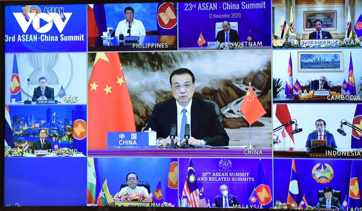 Chinese Premier LI Keqiang addresses the ASEAN plus China summit on November 12.