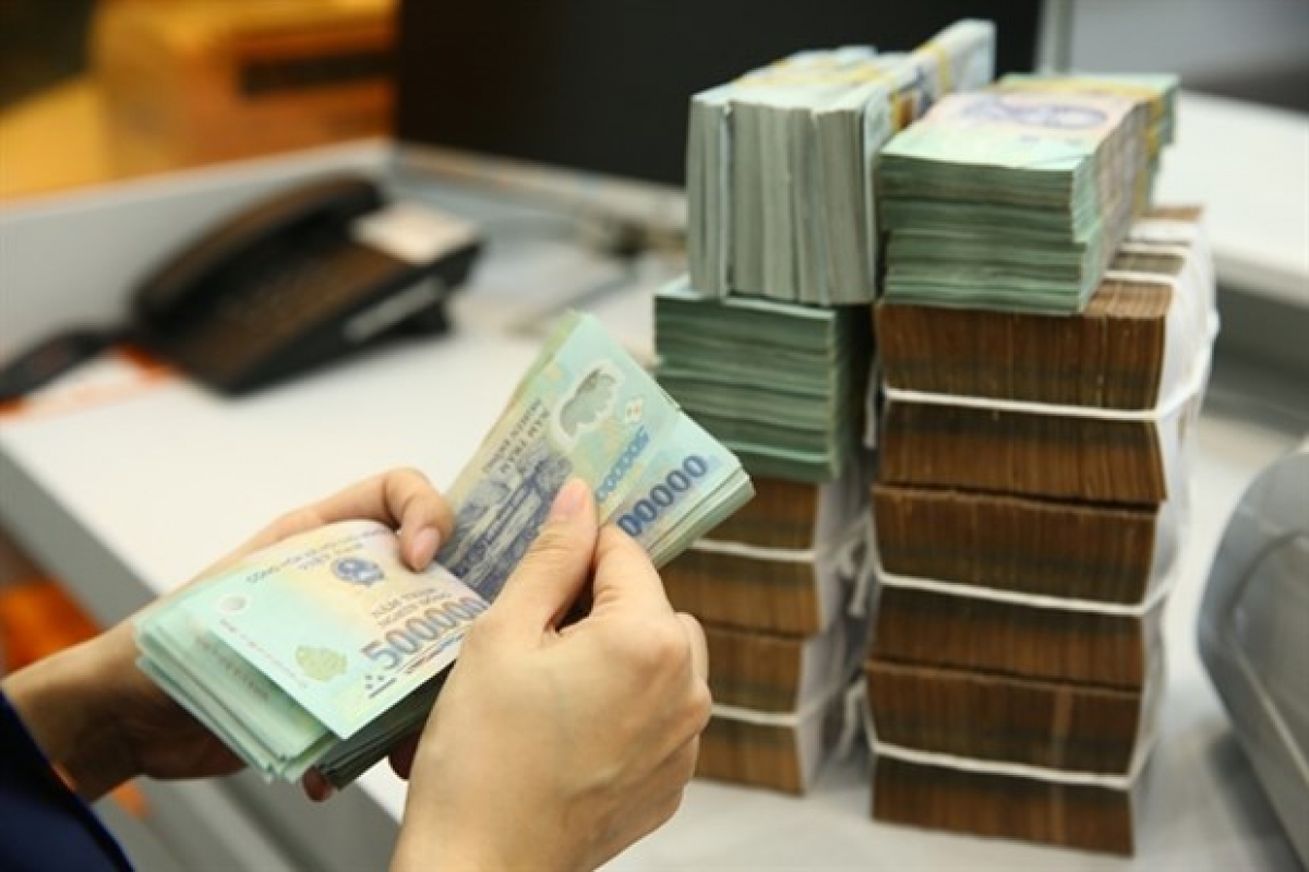 Cash notes being counted. The corporate bond market continued cooling down in October with total bonds sold worth US$409 million, down 12.8% monthly. (Photo laodong.vn)