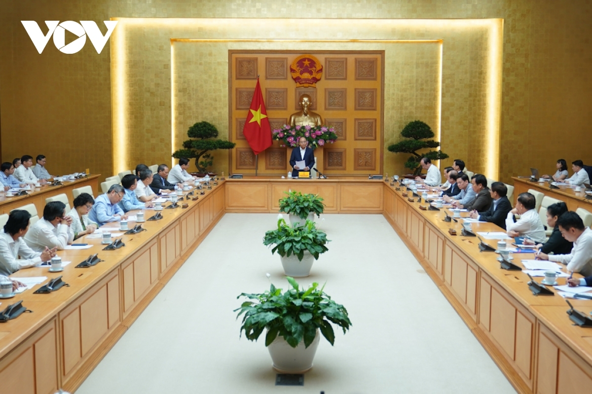 PM Phuc chairs the working session