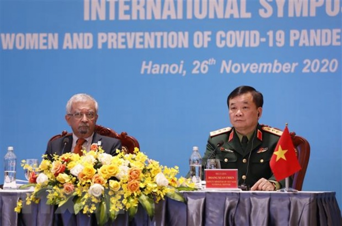 Deputy Defence Minister Senior Lieutenant General Hoang Xuan Chien (R) and Kamal Malhotra, resident coordinator of the UN in Vietnam at the event (Photo: VNA)