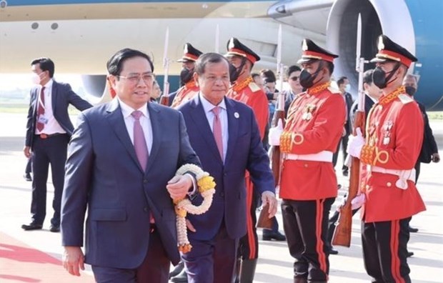 PM Pham Minh Chinh arrives in Phnom Penh, starting official trip to Cambodia hinh anh 1