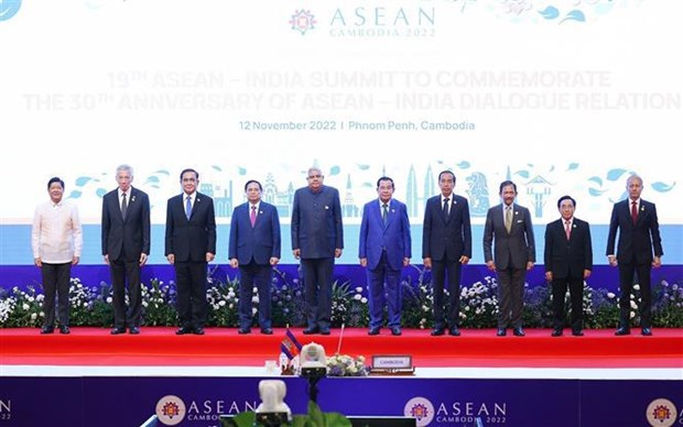 PM attends ASEAN summits with partners in Phnom Penh hinh anh 2