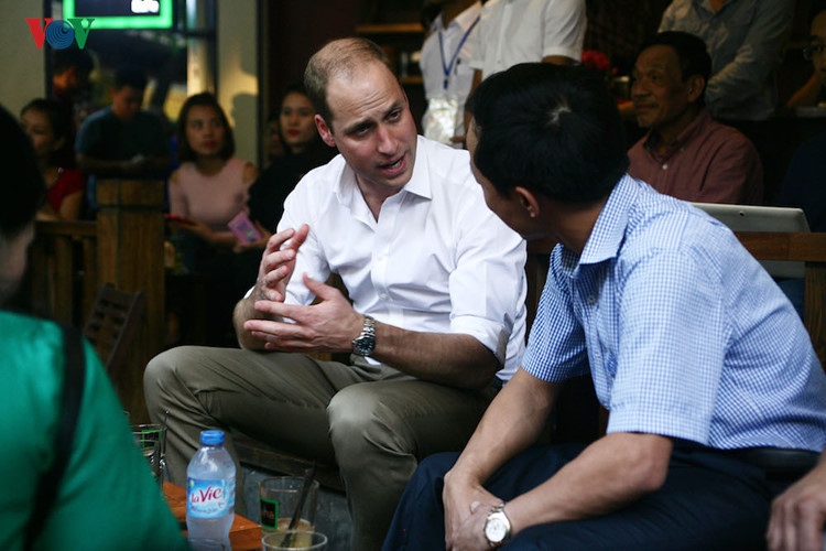 friendly images of us france presidents uk prince in vietnam