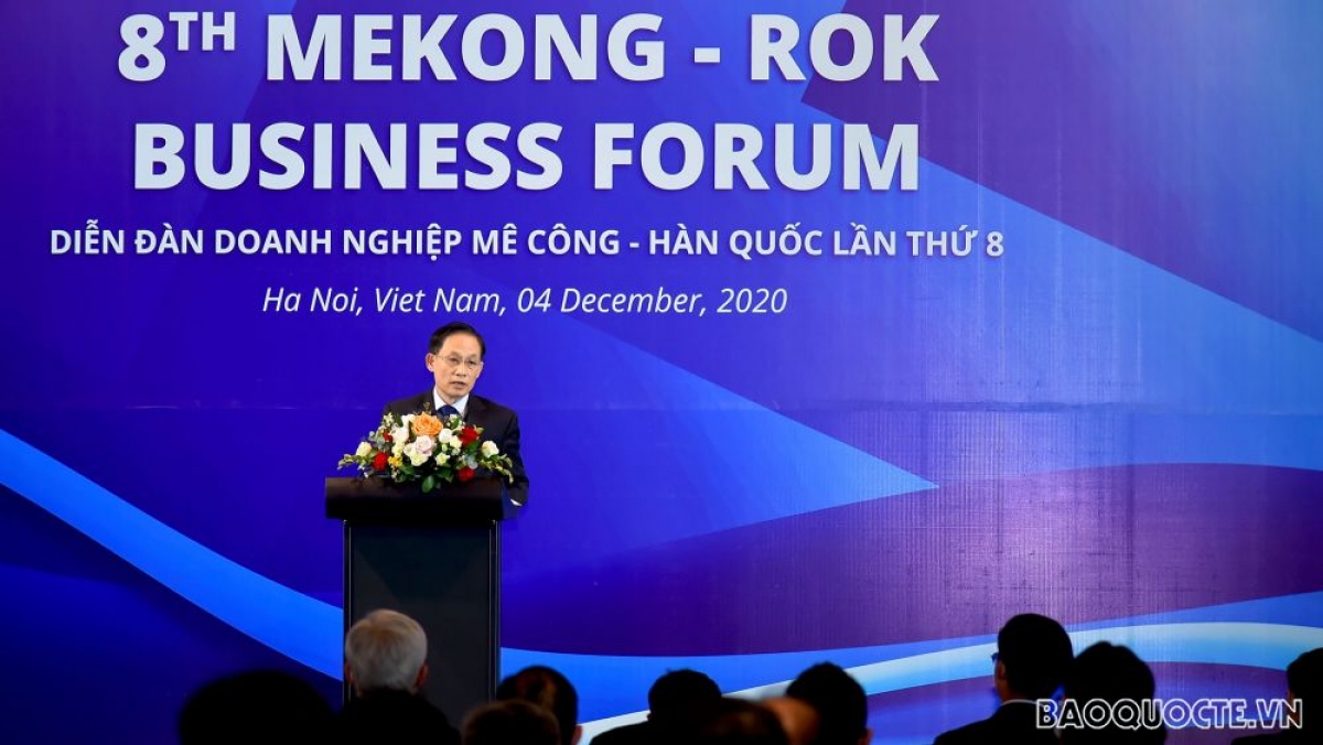 Deputy Foreign Minister Le Hoai Trung addresses the event