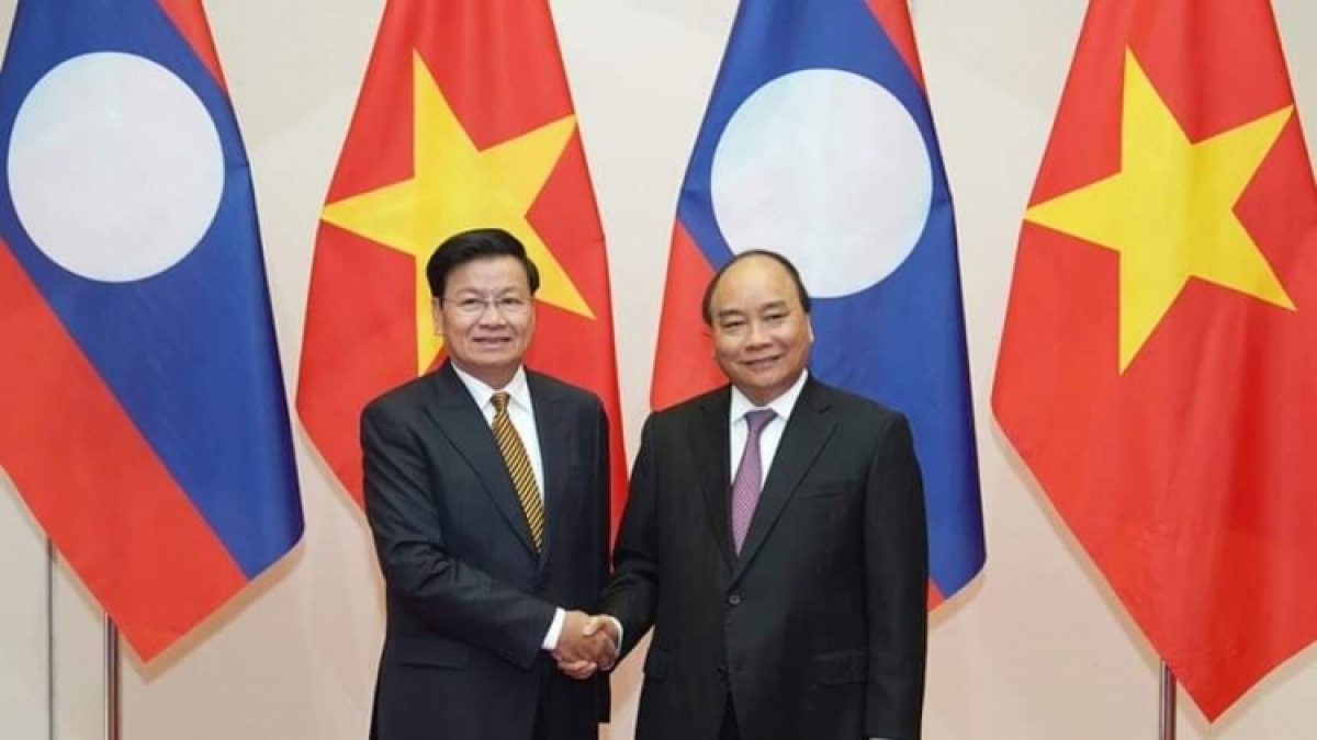 Lao Prime Minister Thongloun Sisoulith (L) meets with Prime Minister Nguyen Xuan Phuc during his official visit to Vietnam in October 2019.