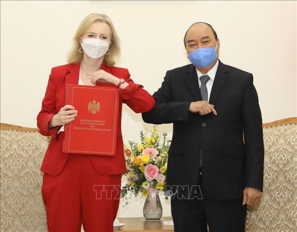 Prime Minister Nguyen Xuan Phuc (R) welcomes US Secretary of State for International Trade Elizabeth Truss in Hanoi on Dec. 11. (Photo: VNA)