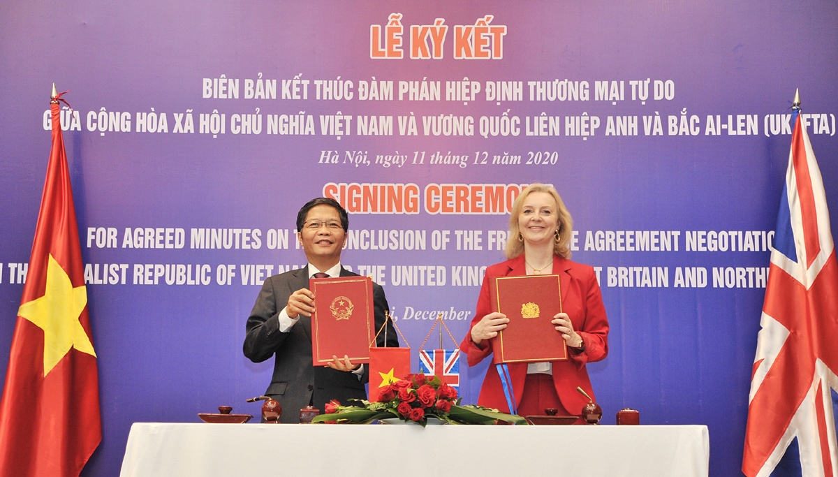 Minister Tran Tuan Anh and Secretary Liz Truss sign the minutes on the conclusion of FTA negotiations between Vietnam and the UK.