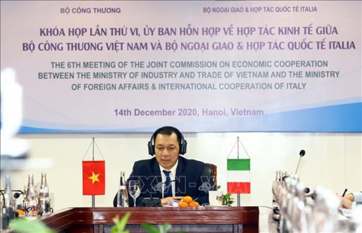 Deputy Minister of Industry and Trade Dang Hoang Anh addresses the meeting