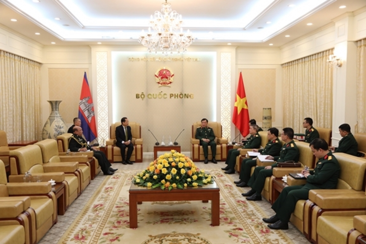 Deputy Minister of National Defense Lieut. Gen. Hoang Xuan Chien expects stronger defence cooperation between Veitnam and Cambodia while receiving the Cambodian ambassador and Military Attaché to Vietnam in Hanoi on Dec. 21. (Photo: qdnd.vn)