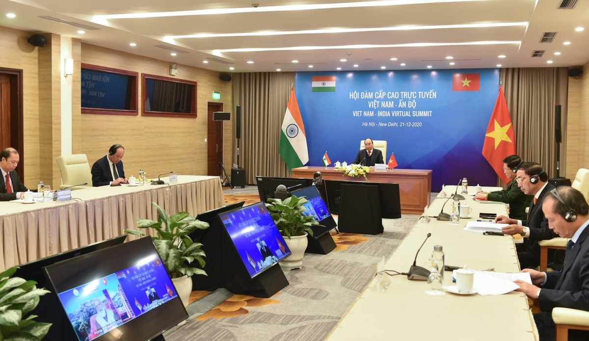 PM Nguyen Xuan Phuc holds online talks with his Indian counterpart Narendra Modi. (Photo: VGP)