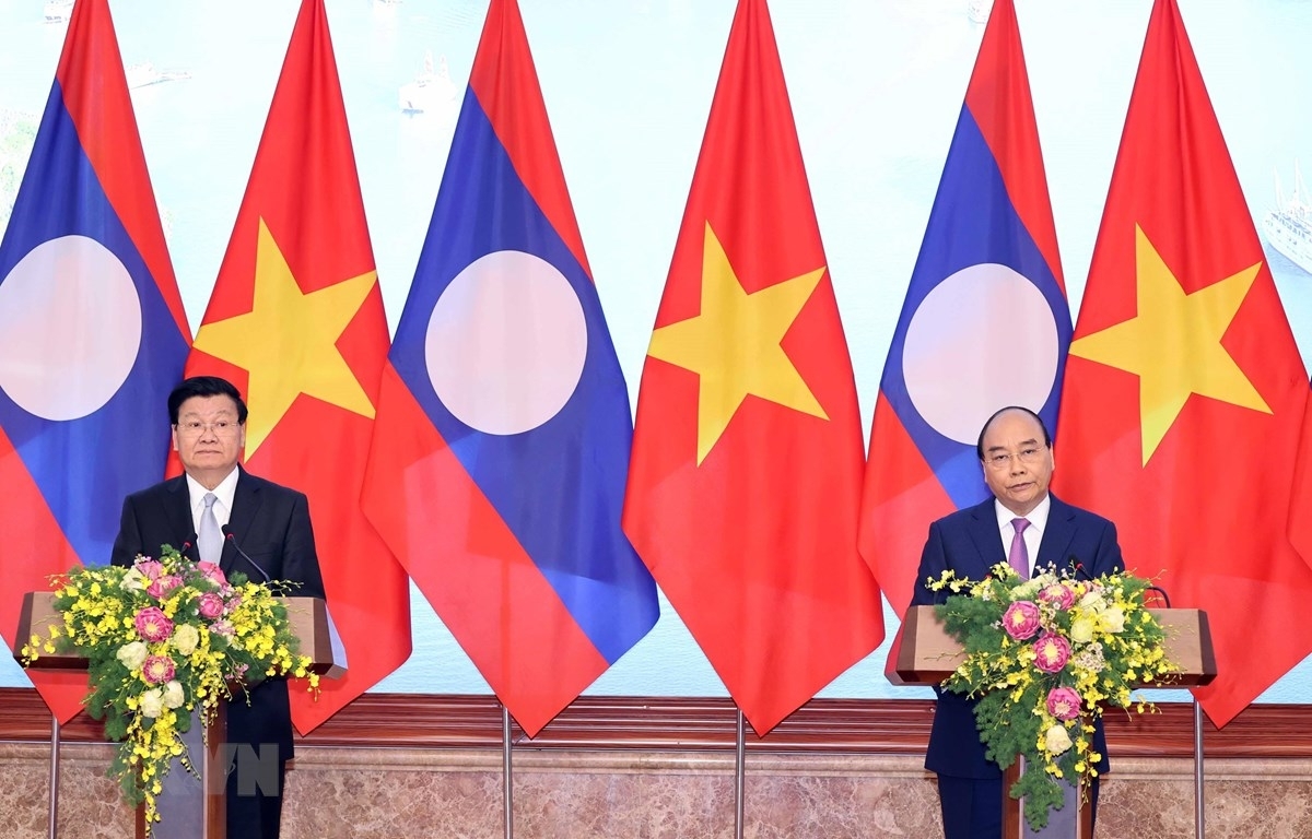 Prime Minister Nguyen Xuan Phuc and his Lao counterpart Thongloun Sisoulith co-host a joint press conference after the 43rd session of the Vietnam-Laos Intergovernmental Committee. (Photo: VNA)
