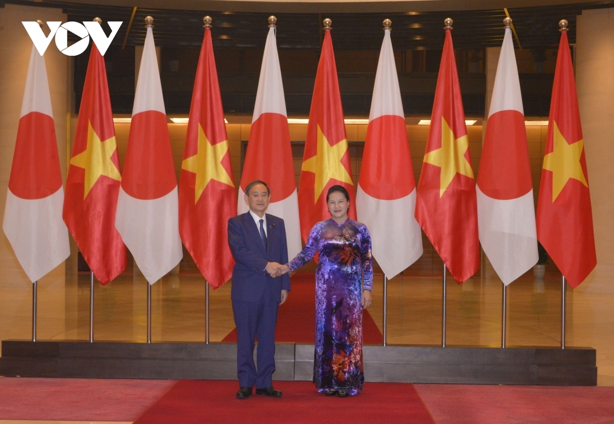 Japanese Prime Minister Suga Yoshihide meets with National Assembly Chairwoman Nguyen Thi Kim Ngan.