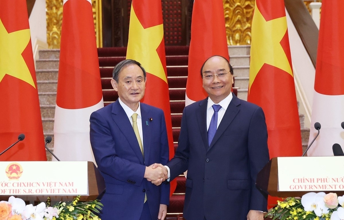 Prime Minister Nguyen Xuan Phuc and his Japanese counterpart Suga Yoshihide witness the exchange of 12 signed documents worth nearly US$4 billion between ministries, sectors , localities and businesses of the two countries (Photo: VNA)