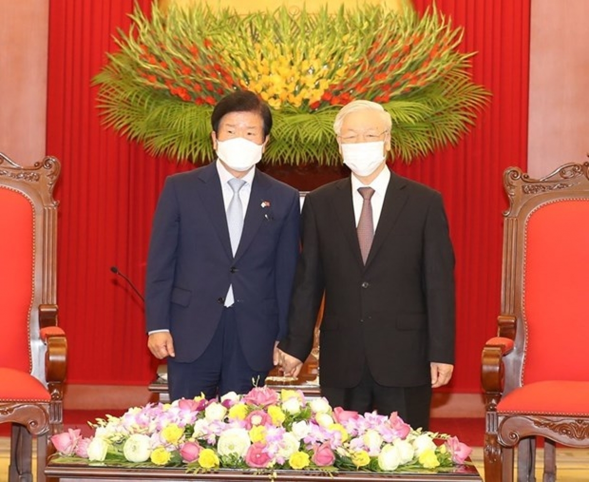 Park Byeong-Seug pays a courtesy visit to Party General Secretary and State President Nguyen Phu Trong.
