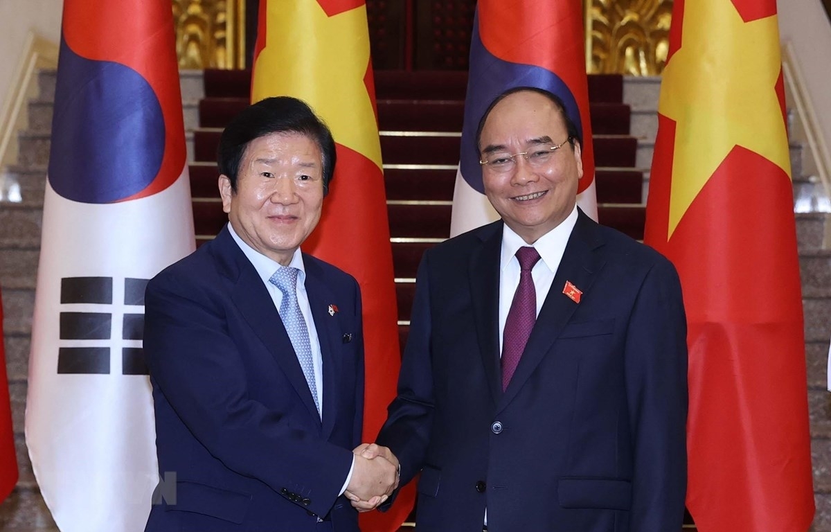Prime Minister Nguyen Xuan Phuc hosts a reception for Park Byeong-Seug. The two sides agree to further cooperation to elevate trade turnover to US$100 billion soon from last year's figure of US$68 billion.