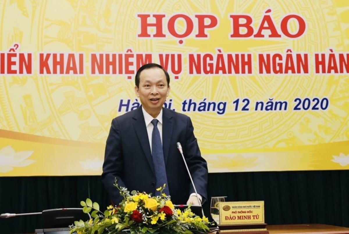 SBV Deputy Governor Dao Minh Tu speaks at the press conference.