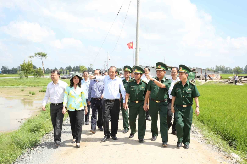 the permanent deputy prime minister examines the work of anti smuggling in an giang