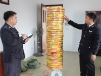 nghe an customs seizes 42 kgs of firecrackers