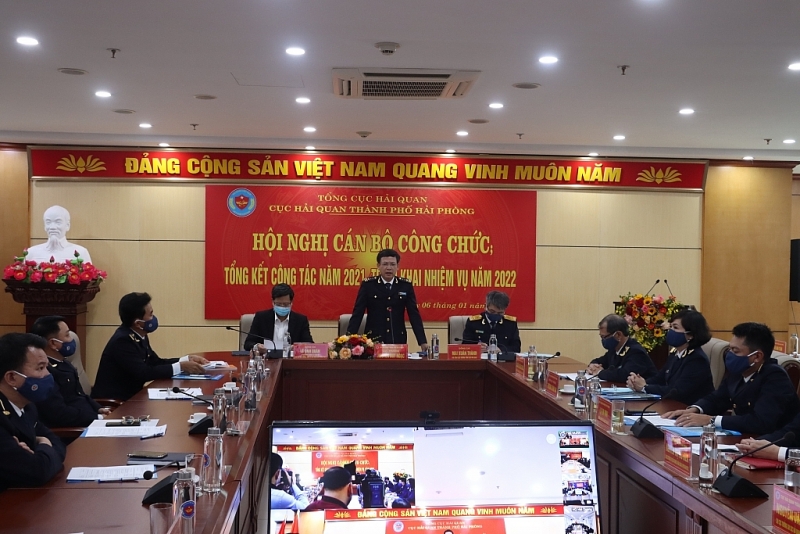 Director of Hai Phong Customs Department Nguyen Duy Ngoc received instructions from leaders of the General Department of Vietnam Customs and Hai Phong City People's Committee. Photo: T.Bình