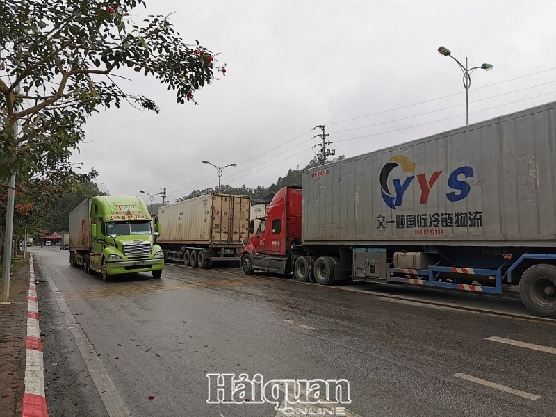 Cargo trucks from provinces continue to be brought to Lang Son border gates by traders and businesses: Photo: Thu Huong