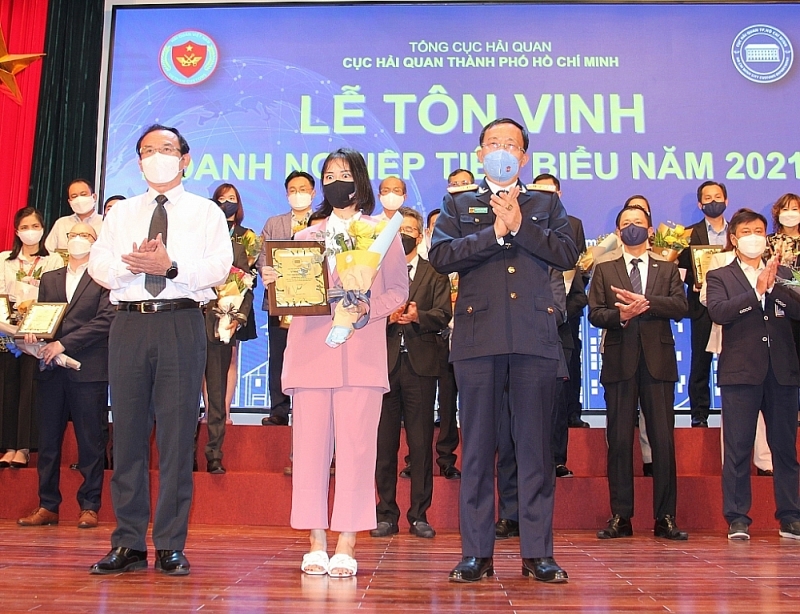 Secretary of the Municipal Party Committee Nguyen Van Nen ( on the left)  and Director General of Vietnam Customs Nguyen Van Can award campaign medal to Consul General in HCM City. 