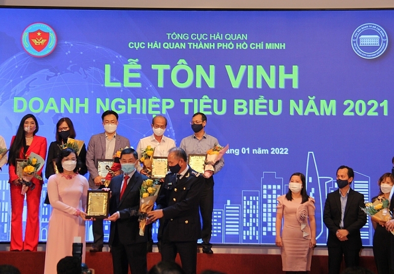 Deputy Chairwoman of the HCMC People's Committee Phan Thi Thang and Director of HCM City Customs Department award campaign medal to Imex Pan – Pacific Co.Ltd. Photo: T.H