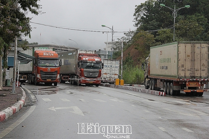 Customs clearance activities at Huu Nghi border gate. Photo: Hồng Nụ