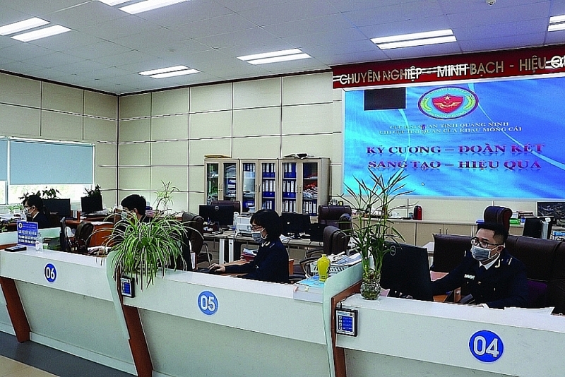 Professional activities at Mong Cai border gate Customs Branch (Quang Ninh Customs Department). Photo: Q.Hùng