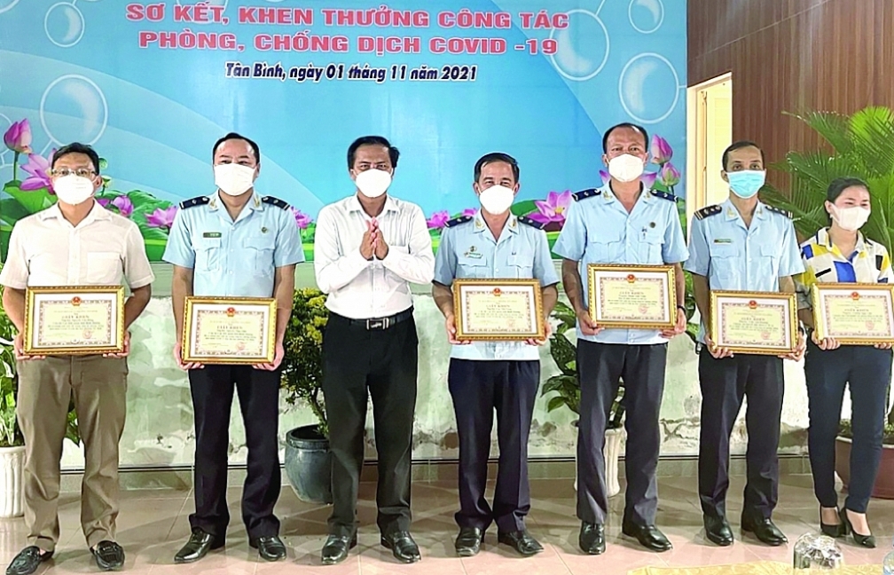 Binh Duong Customs Department at the frontline against the pandemic