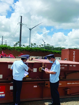 Dak Lak Customs officers are carrying out procedures for imported wind power equipment. Photo: Dak Lak Customs
