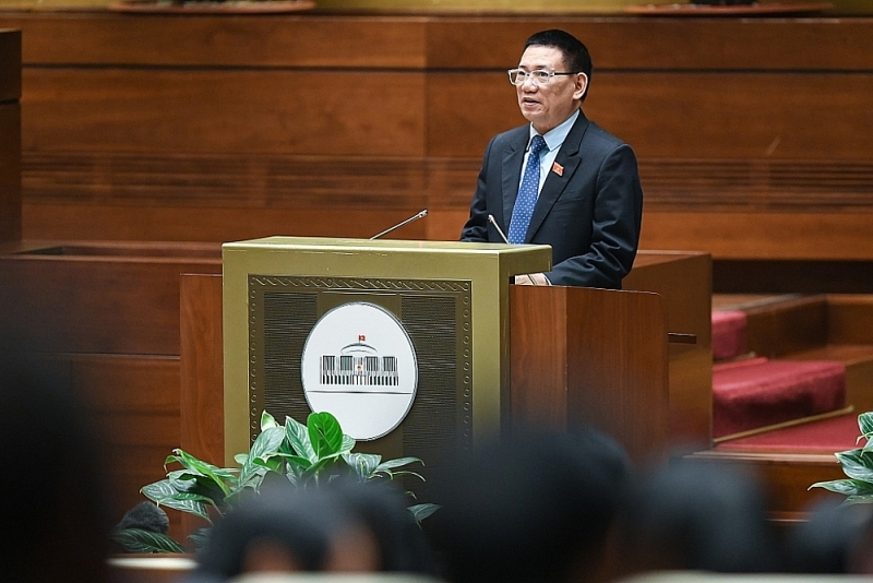 Minister of Finance Ho Duc Phuc presented the report at the National Assembly.  Photo: Quochoi.vn