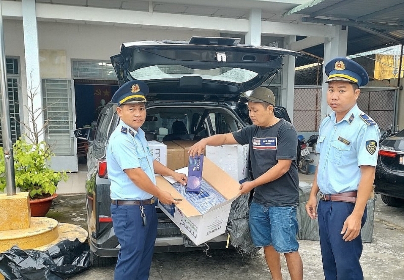 Long An Market Surveillance Force seized the object and 5,500 packs of smuggled cigarettes during the peak period of Tet 2023.