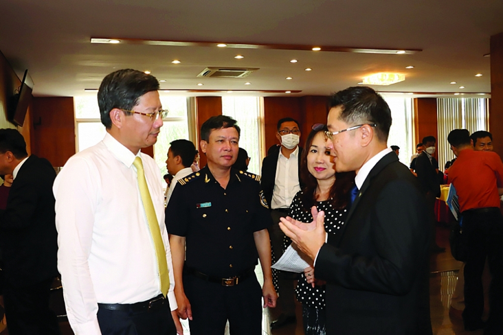 Standing Vice Chairman of Hai Phong City People's Committee Le Anh Quan (left) and Director General Nguyen Duy Ngoc (second from left) discuss with representatives of FDI enterprises on the sidelines of a dialogue conference with import-export enterprises organized by the City People's Committee in May 2022. Photo: T.Binh