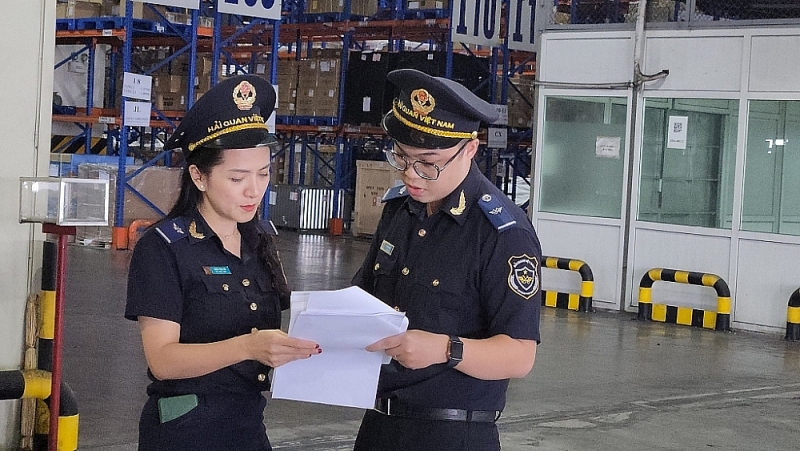 Professional activities of customs officers at Noi Bai International Airport Customs Branch. 