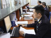 Quang Ninh Customs receive documents on online public services