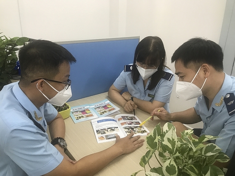 Customs officers exchange experience from the handbook. Photo: H.T