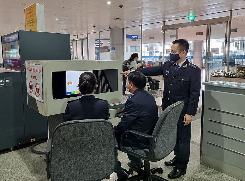 Tan Son Nhat Customs carries out procedures for thousands of passengers every day