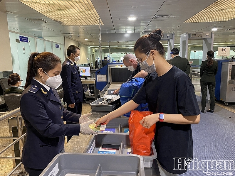 Tan Son Nhat Customs carries out procedures for thousands of passengers every day