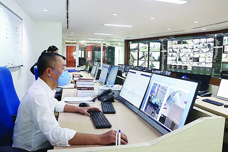 Professional activities at Online Duty Division via camera system and technical equipment at headquarter of General Department of Vietnam Customs. Photo: T.Bình