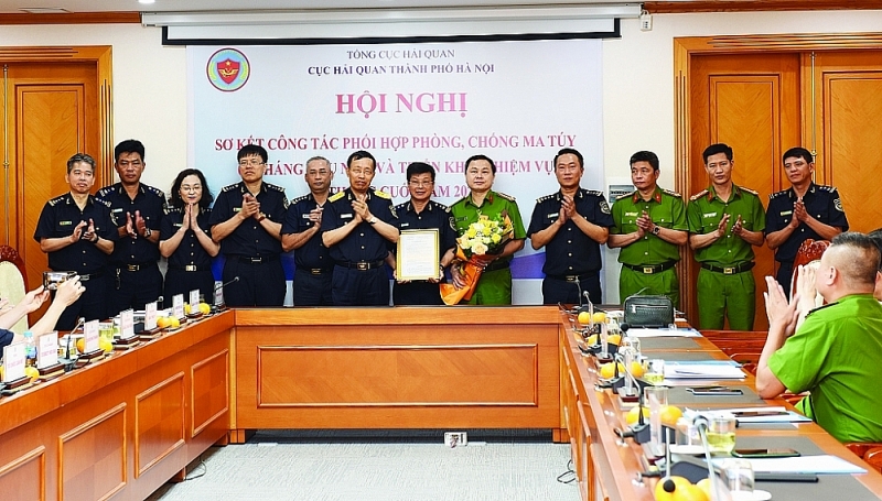 Director General Department of Vietnam Customs Nguyen Van Can awarded individuals and untis of Hanoi Customs Department in the fight of anti-drugs. Photo: Ngọc Linh