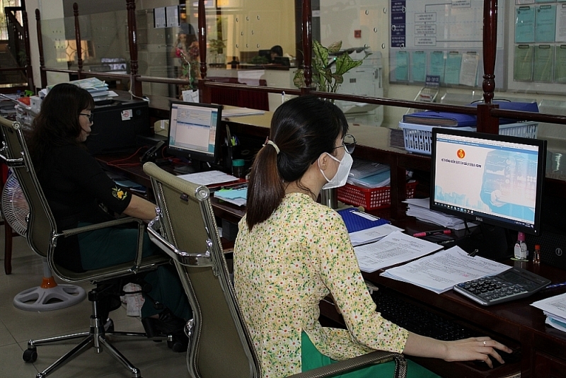Professional activities of officials at Binh Duong State Treasury. Photo: Thuỳ Linh