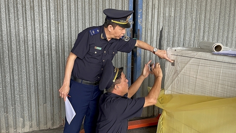 Customs officers of Phu Tho Customs Branch check import and export goods. Photo: N.Linh